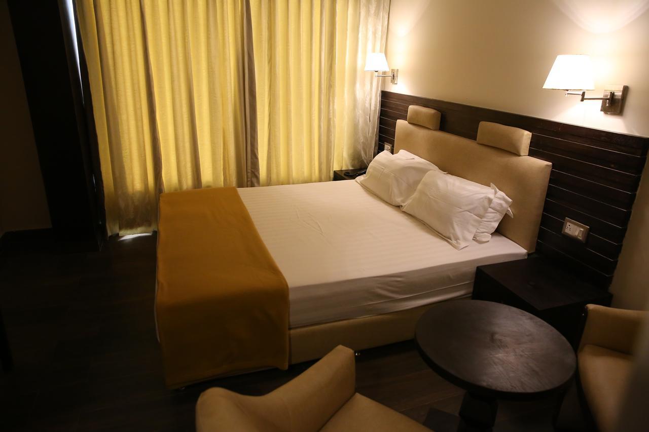 צ'נאי Hotel La Castle מראה חיצוני תמונה