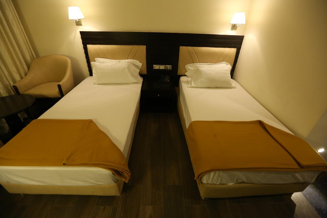 צ'נאי Hotel La Castle מראה חיצוני תמונה